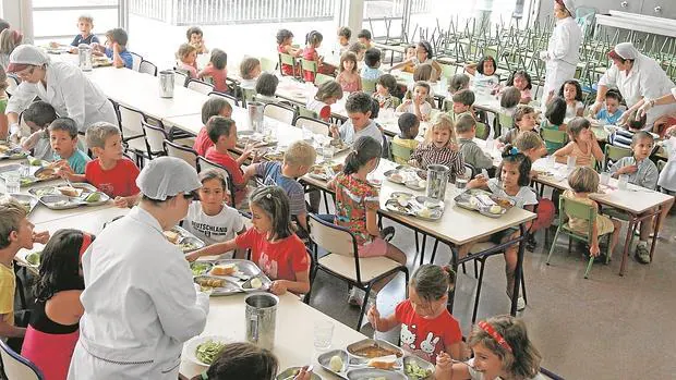 Niños, recibiendo el almuerzo diario en el comedor de su centro escolar