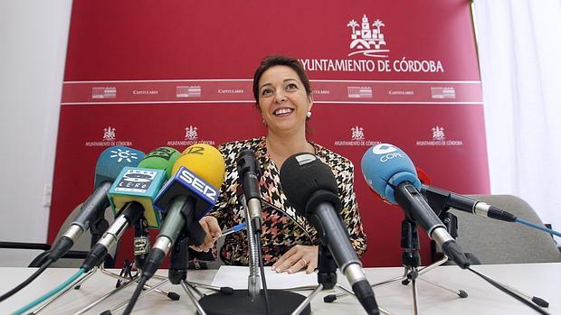 La alcaldesa de Córdoba, Isabel Ambrosio, durante una rueda de prensa