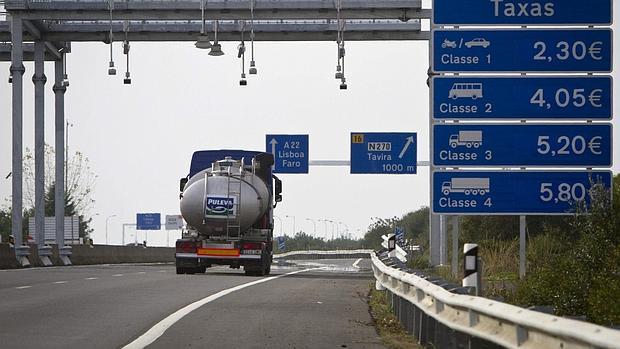 Un camión pasa junto a uno de los arcos de iodentificación de vehículos para cobro de peaje