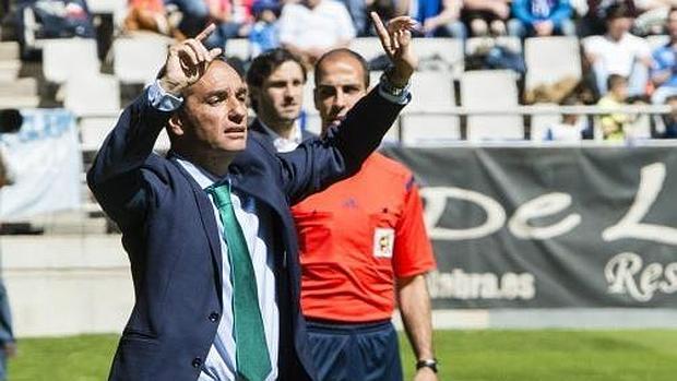 José Luis Oltra, entrenador del Córdoba CF, en el Carlos Tartiere