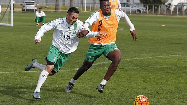 Jean Paul Pineda, delantero del Córdoba CF, pugna con Bijimine