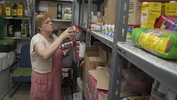 Una voluntaria en el comedor de los Trinitarios