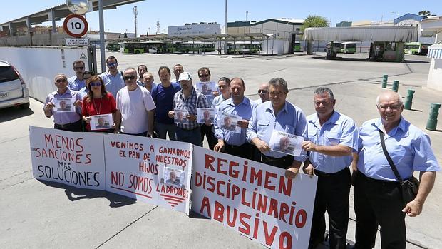 Trabajadores de Aucorsa en apoyo a Juan Carlos Jiménez en las cocheras de Aucorsa