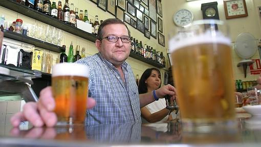 Manuel Carrasco sirve una cerveza en El Correo