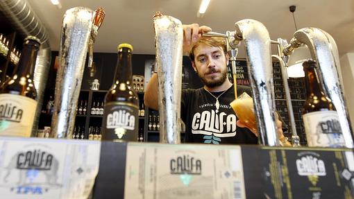 Un camarero de Califa tira una caña de una de sus cervezas artesanales