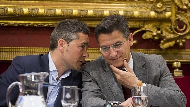 Luis Salvador (izquierda) durante el Pleno del Ayuntamiento de Granada