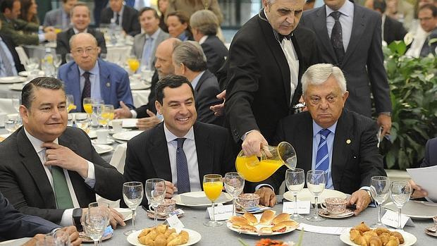 Juanma Moreno durante el desayuno coloquio organizado este miércoles en el Club Antares