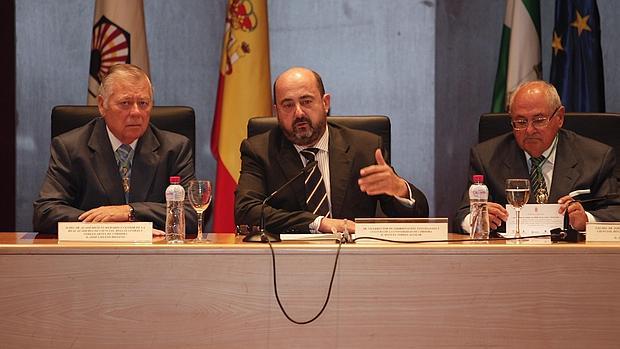 José Cosano, a la izquierda, en un acto de la Academia