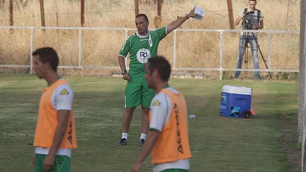 Oltra dirige un entrenamiento del Córdoba en la Ciudad Deportiva