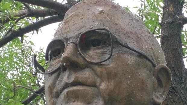 El armazón de las gafas del busto de Antonio Gómez Aguilar está roto