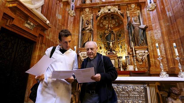 Manuel Montilla y José Luque en la capilla de la Inmaculada de la Mezquita-Catedral