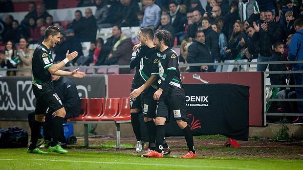 Fidel acude a felicitar a Florin tras marcar en casa del Girona en el partido de ida que ganó el Córdoba