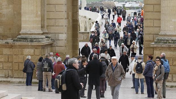 Turistas alrededor de la Puerta del Puente de Córdoba