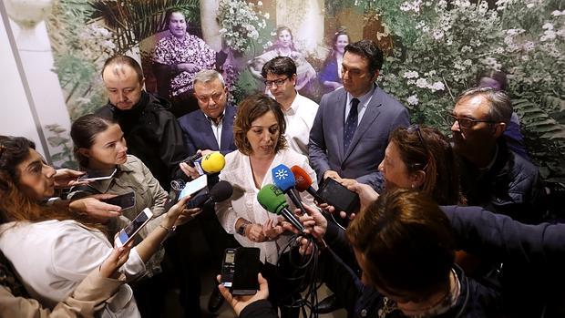 La alcaldesa, Isabel Ambrosio, atiende a los medios esta mañana