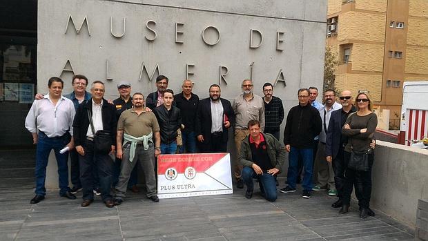 El acto se realizó a las puertas del museo cerrado