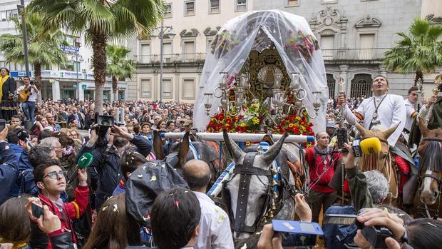 La Subdelegación del Gobierno despide al Simpecado de Emigrantes con una lluvia de pétalos