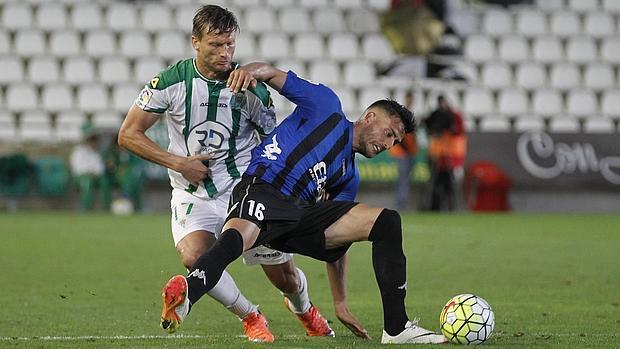 Stankevicius presiona a Cristian Herrera, el domingo ante el Girona