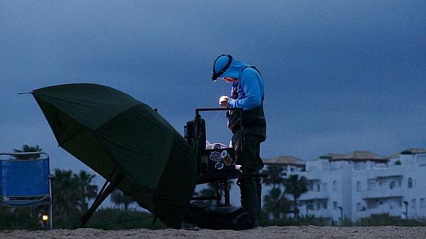 Uno de los miembros del club de pescadores en una noche en la playa