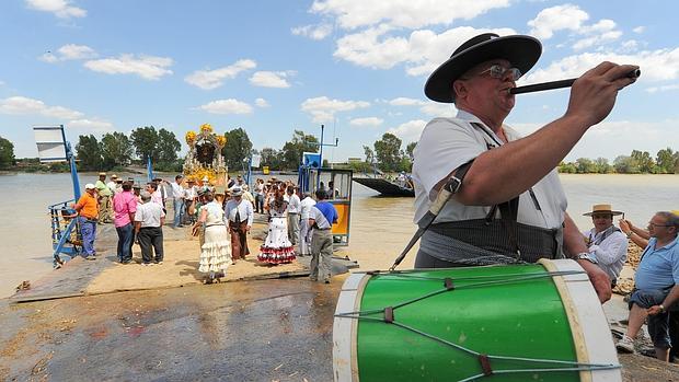 Una hermandad cruza el Guadalquivir en Coria