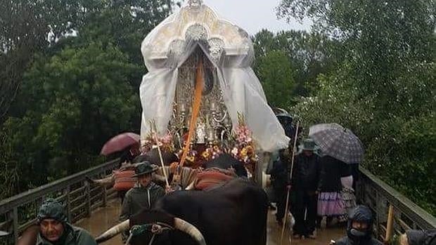 La hermandad cordobesa cruza el Quema por un puente