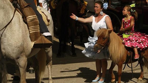 Una niña montada en un poni