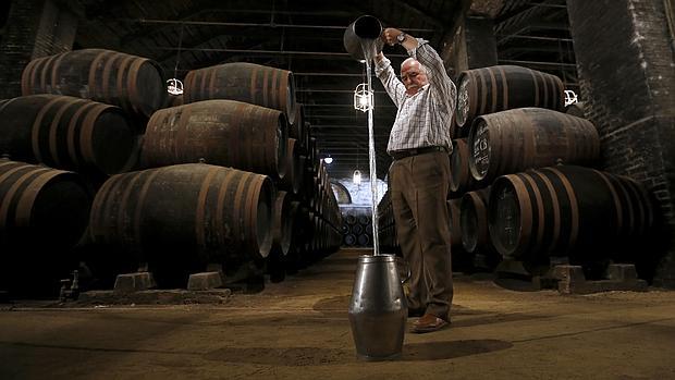 Miguel Sánchez, responsable de calidad de Alvear, escancia vino en la bodega