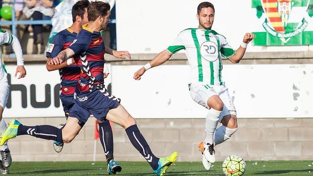 Florin Andone es perseguido por dos rivales del Llagostera