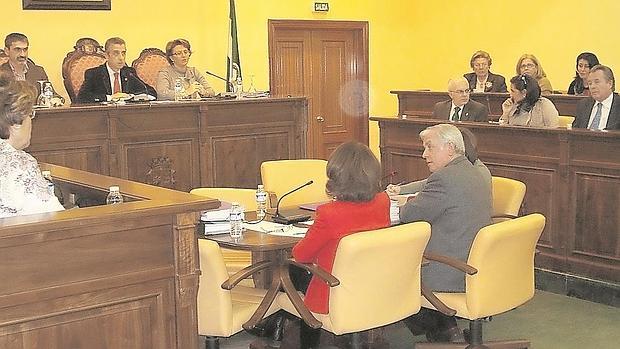 Sesión plenaria en el Ayuntamiento de Lucena, en dicembre de 2011