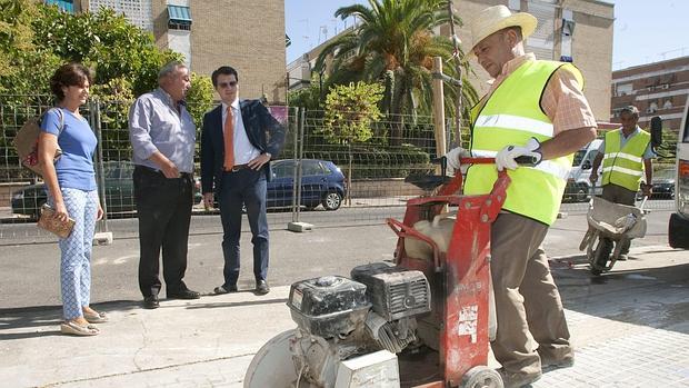 El portavoz del PP, José María Bellido, en una visita al distrito Levante