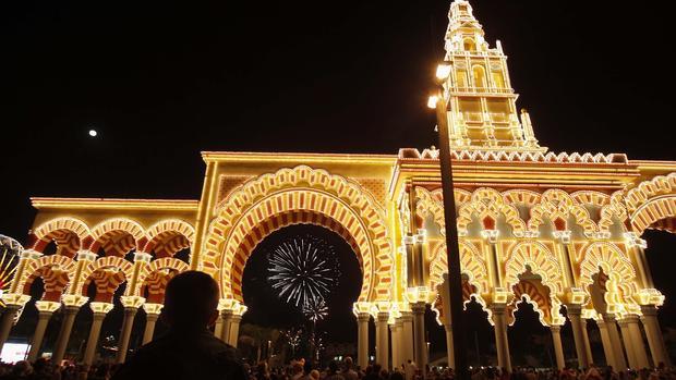 La portada de la Feria, iluminada, en una edición anterior de la fiesta