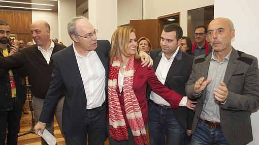 Durán junto a María jesús Serrano y Antonio Hurtado en la sede del PSOE