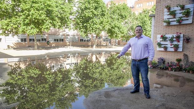 El presidente del AMPA Ceip Europa en el recreo inundado