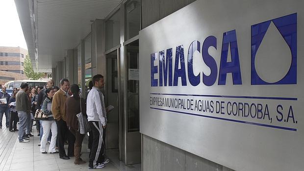 Demandantes de empleo en la sede de Emacsa