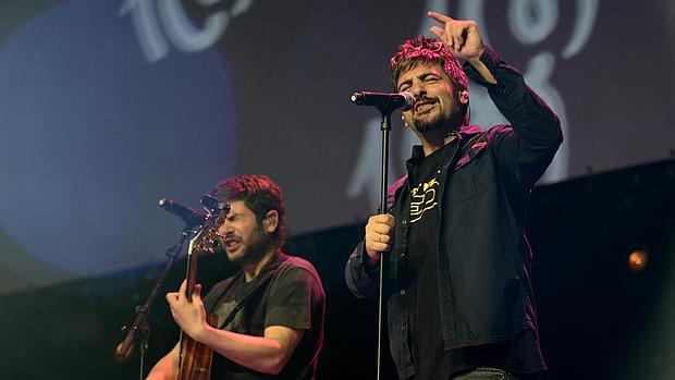 Estopa en un concierto en Cadena Cien