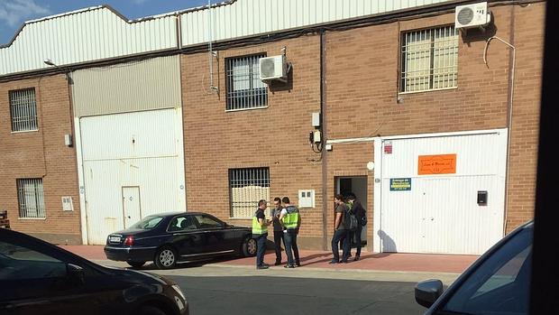 Agentes a las puertas de la nave industrial, esta mañana