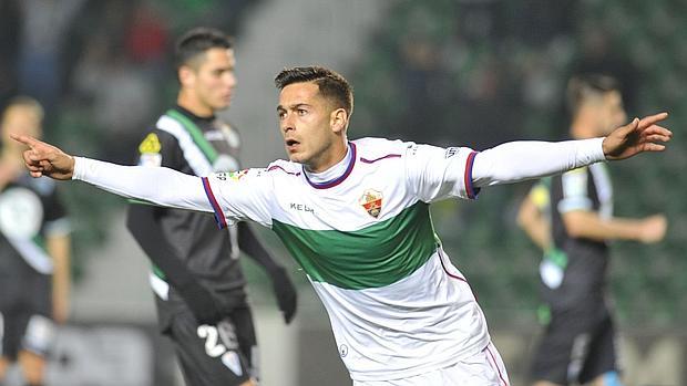 El delantero cordobés Sergio León celebra un gol con el Elche ante el Córdoba en la primera vuelta