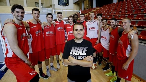 Rafael Sanz, con la plantilla del Bball