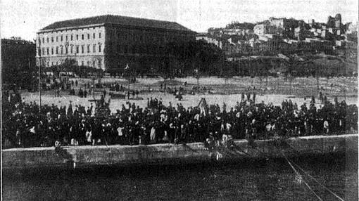 El Muelle Heredia durante el embarque de los emigrantes del «Heliópolis»