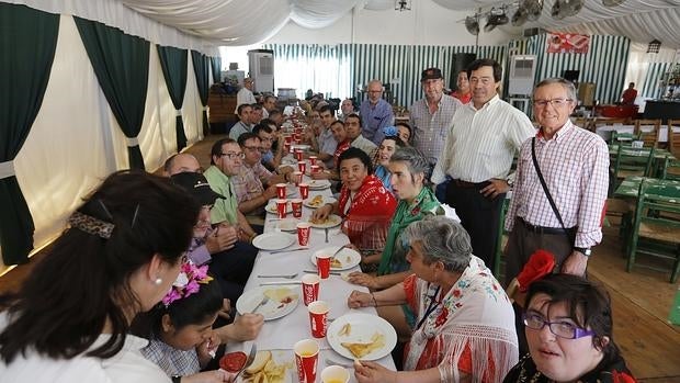 Comida de la Cruz Blanca en la caseta de la Agrupación de Cofradías