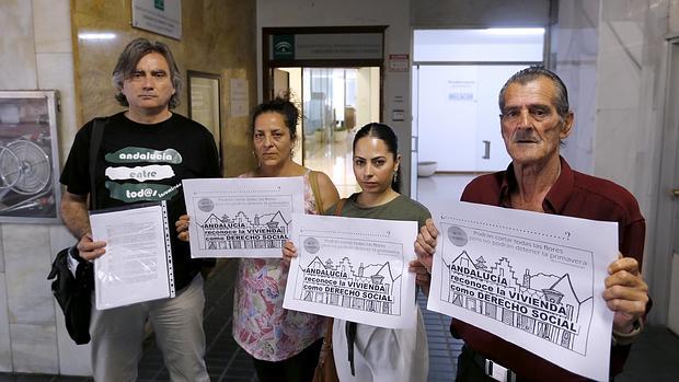 La afectada, junto a representantes de varios colectivos sociales, hoy a las puertas de AVRA