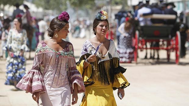 Jóvenes vestidas de gitana en la Feria de Córdoba