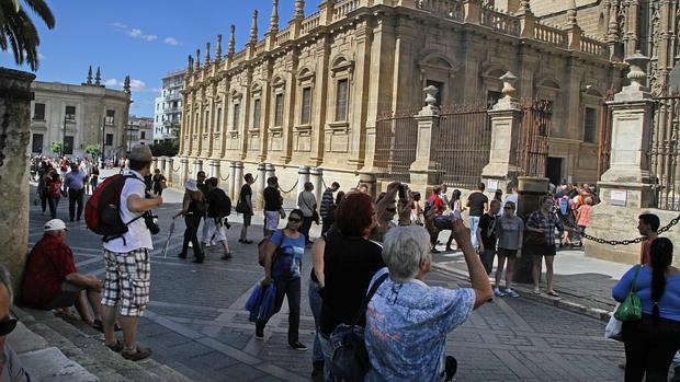 Turistas ante la Catedral de Sevilla