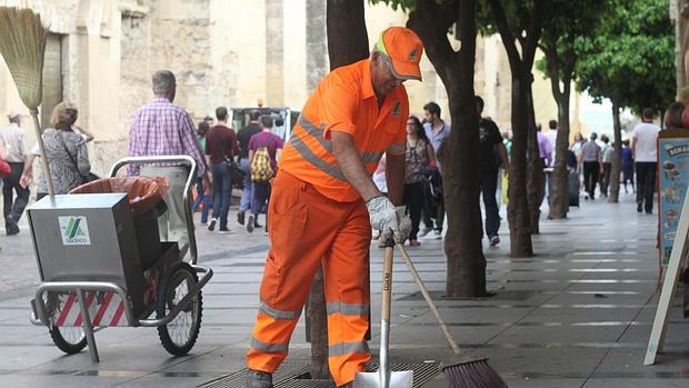 Un empleado de Sadeco trabajando en el centro histórico de la ciudad