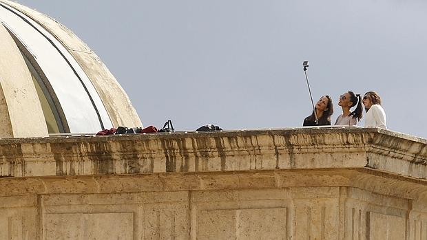 Turistas en lo alto del Arco de Triunfo