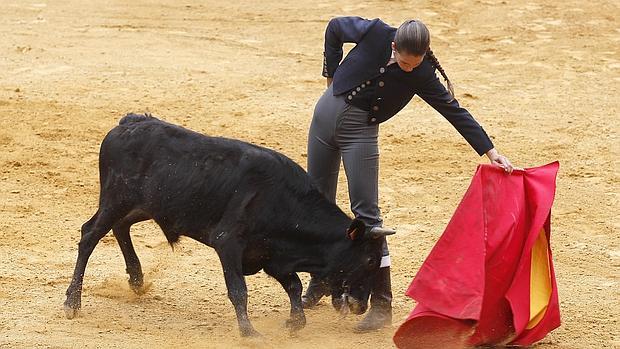 Una joven en la última becerrada de la mujer cordobesa