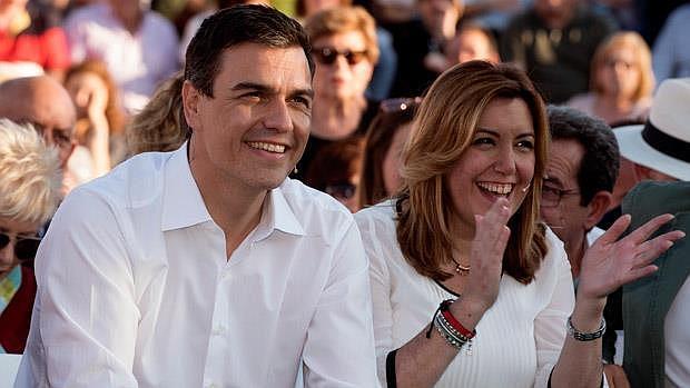El líder del PSOE y candidato a la Moncloa, Pedro Sánchez, junto a la presidenta andaluza Susana Díaz