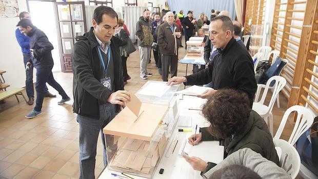 José Antonio Nieto, cabeza de lista del PP por Córdoba, vota el 20-D