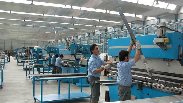 Unos empleados de Infrico desarrollan su trabajo en la fábrica