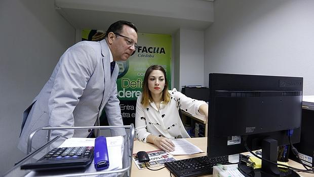 El presidente de Facua Córdoba en las oficinas de la asociación