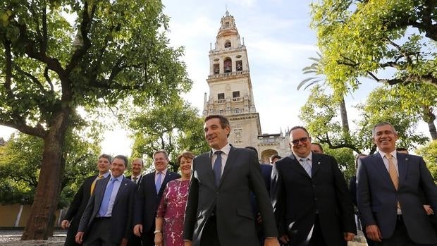 El mismo bloque y el objetivo de la Catedral